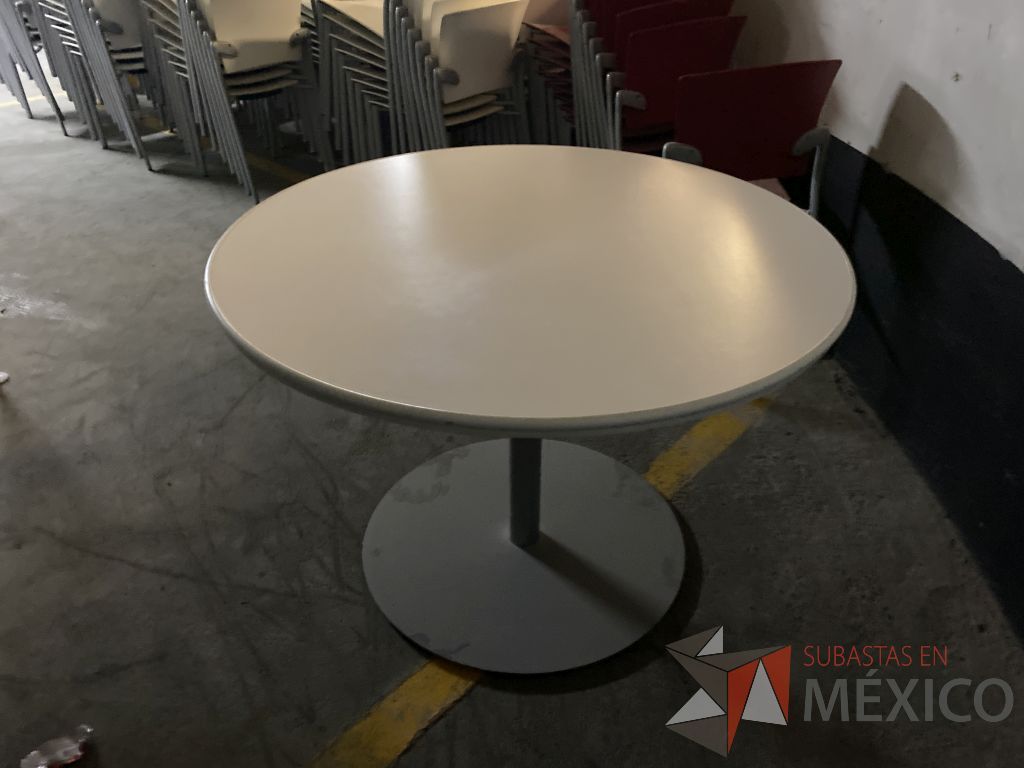 Lote 199 - Mesa de trabajo circular con base metálica y cubierta color blanco