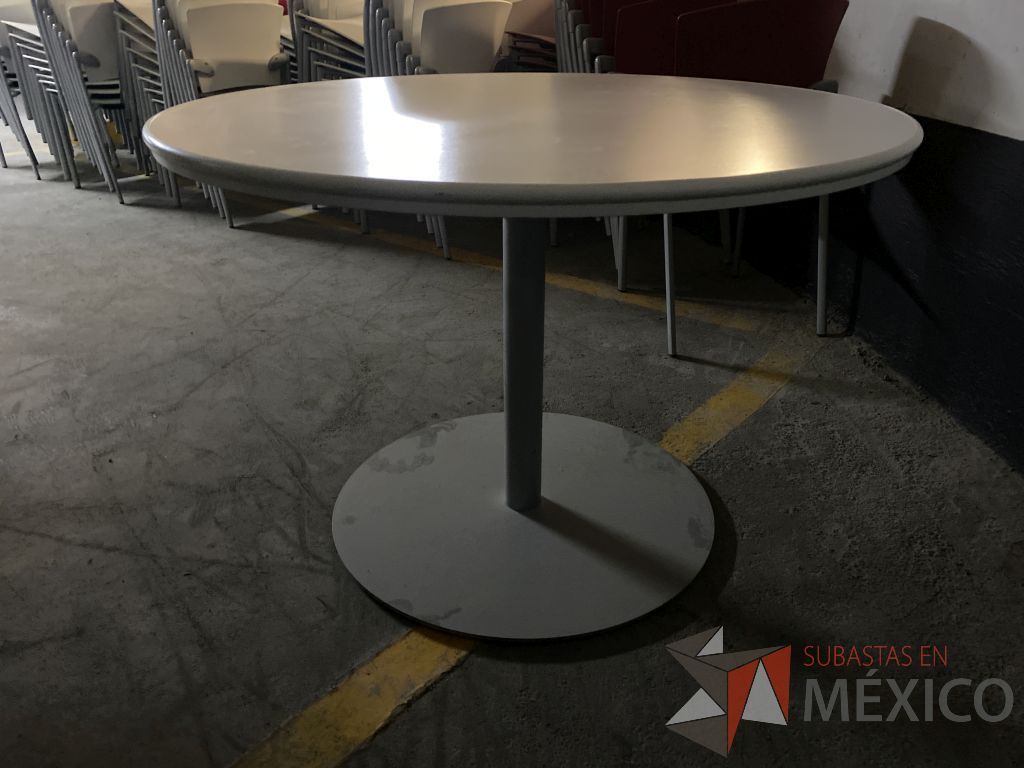Lote 199 - Mesa de trabajo circular con base metálica y cubierta color blanco - Imagen 4