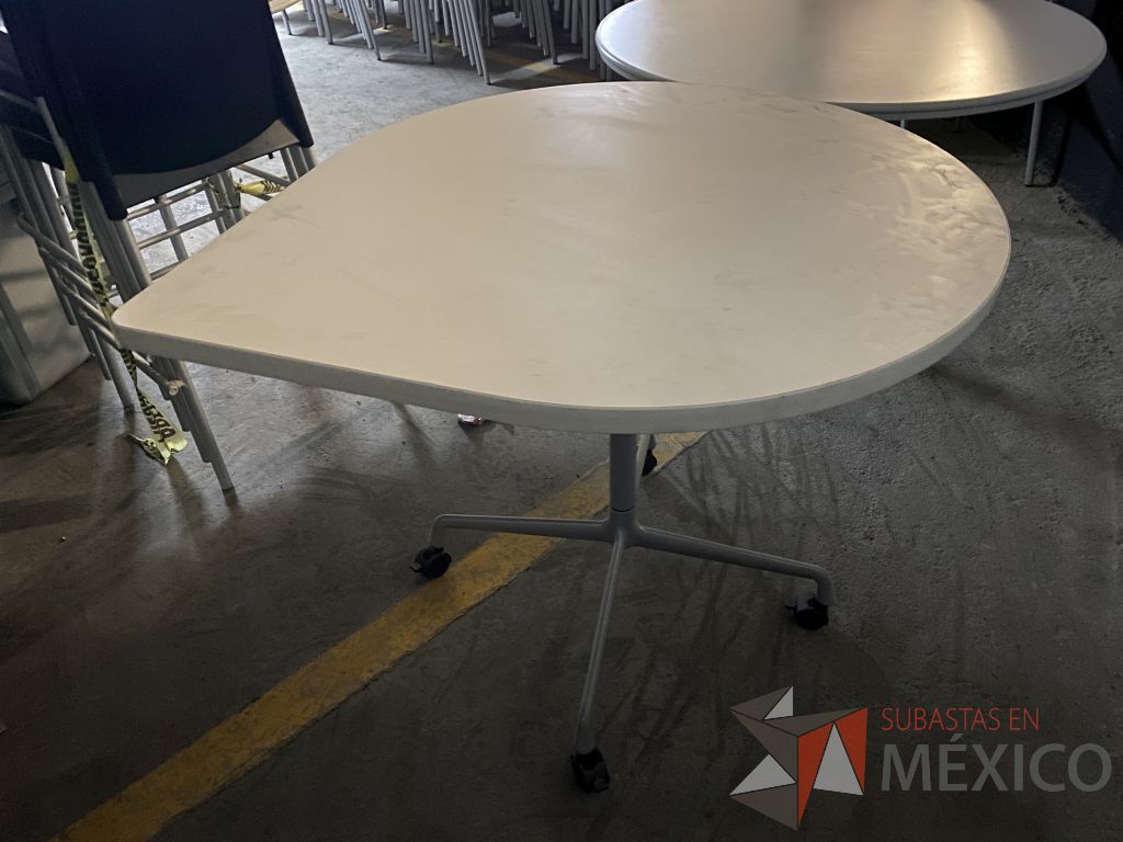 Lote 181 - Mesa de trabajo en forma de gota con ruedas, base metálica y cubierta color blanco