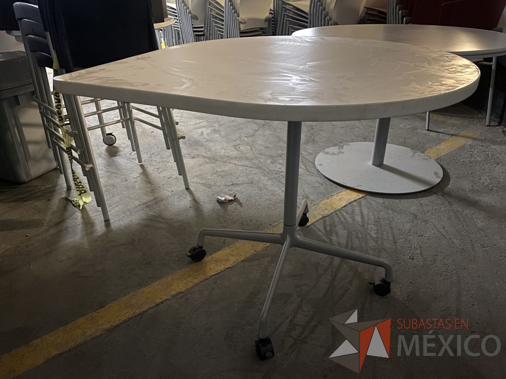 Lote 181 - Mesa de trabajo en forma de gota con ruedas, base metálica y cubierta color blanco - Imagen 2