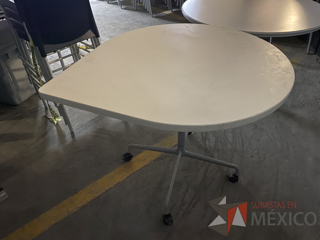 Lote 181 - Mesa de trabajo en forma de gota con ruedas, base metálica y cubierta color blanco - Imagen 3