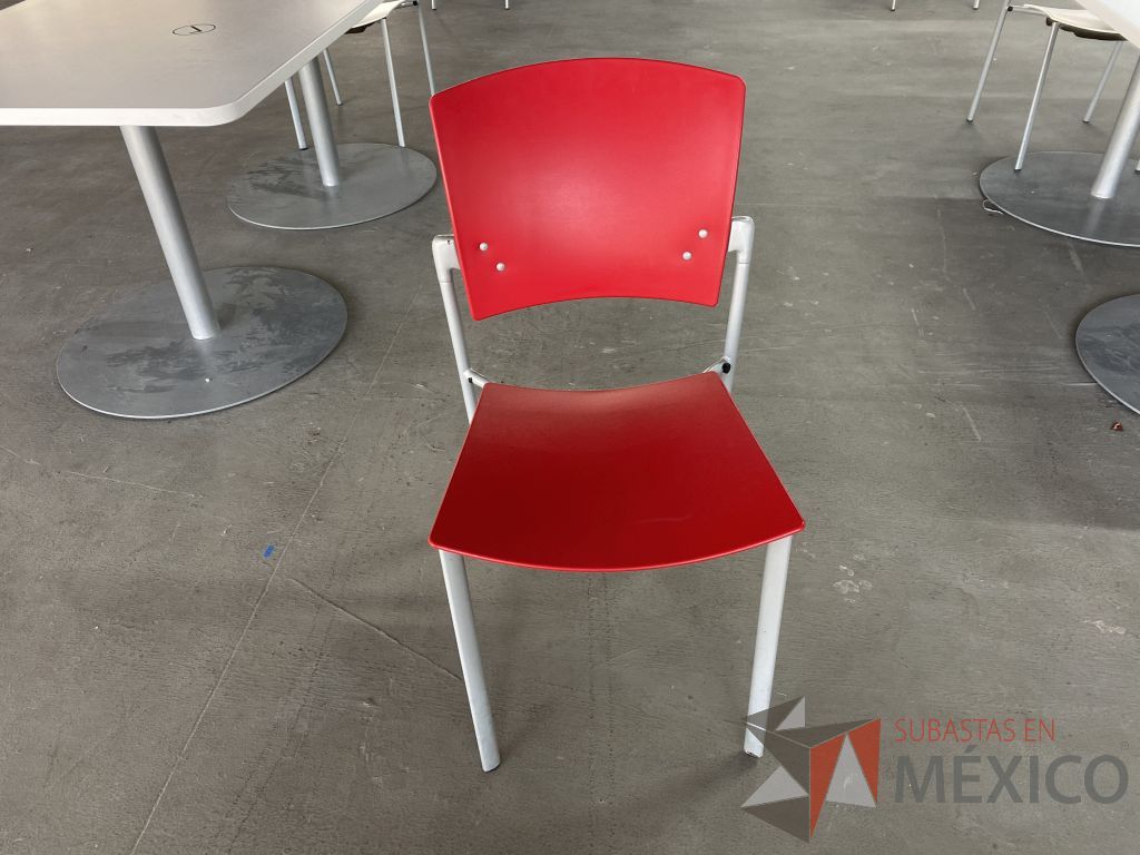 Lote 163 - 2 Sillas de visita con 4 patas metálicas, asiento y respaldo liso color rojo