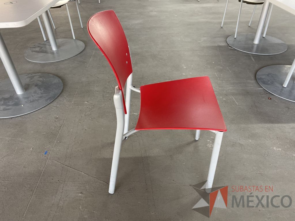 Lote 163 - 2 Sillas de visita con 4 patas metálicas, asiento y respaldo liso color rojo - Imagen 2