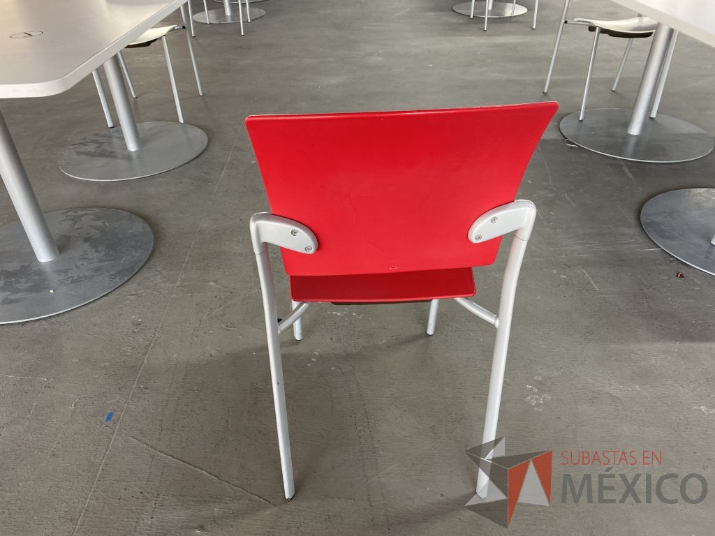Lote 163 - 2 Sillas de visita con 4 patas metálicas, asiento y respaldo liso color rojo - Imagen 3