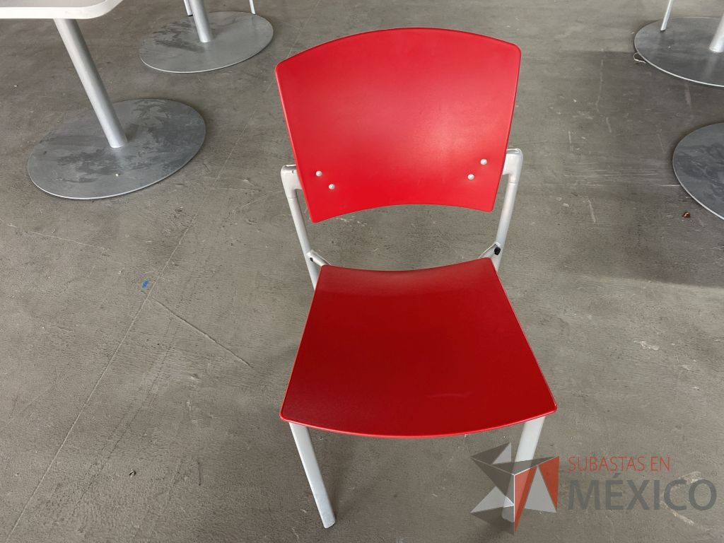 Lote 163 - 2 Sillas de visita con 4 patas metálicas, asiento y respaldo liso color rojo - Imagen 4