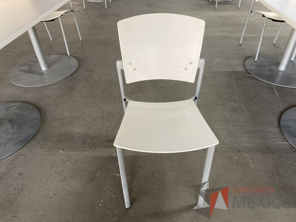 Lote 067 - 2 Sillas de visita con 4 patas metálicas, asiento y respaldo liso color blanco - Imagen 2
