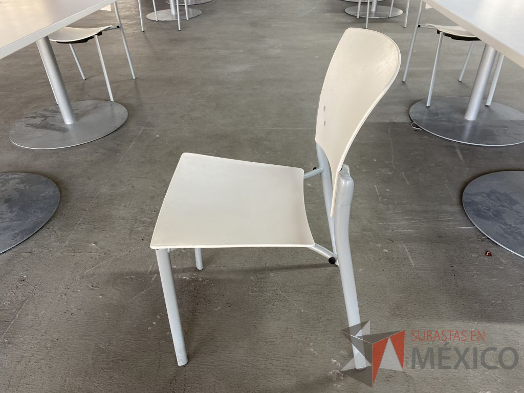 Lote 067 - 2 Sillas de visita con 4 patas metálicas, asiento y respaldo liso color blanco - Imagen 3