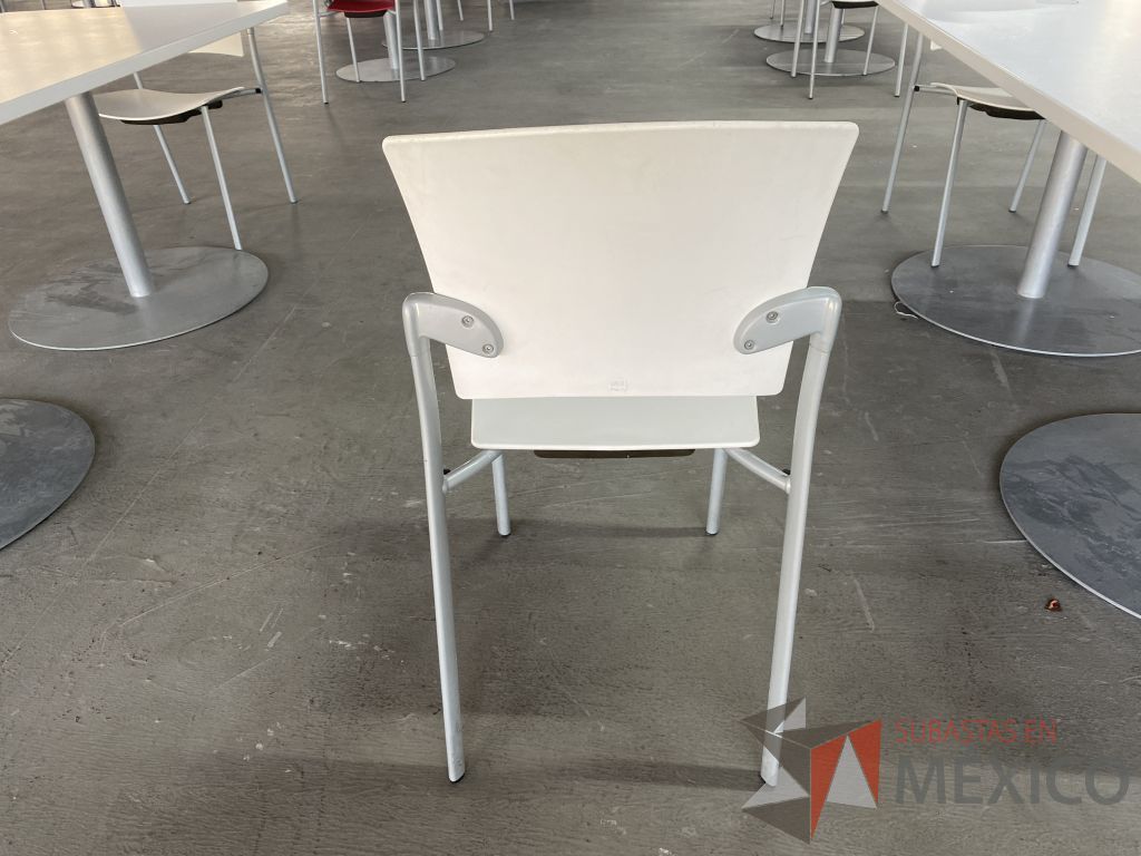 Lote 067 - 2 Sillas de visita con 4 patas metálicas, asiento y respaldo liso color blanco - Imagen 4
