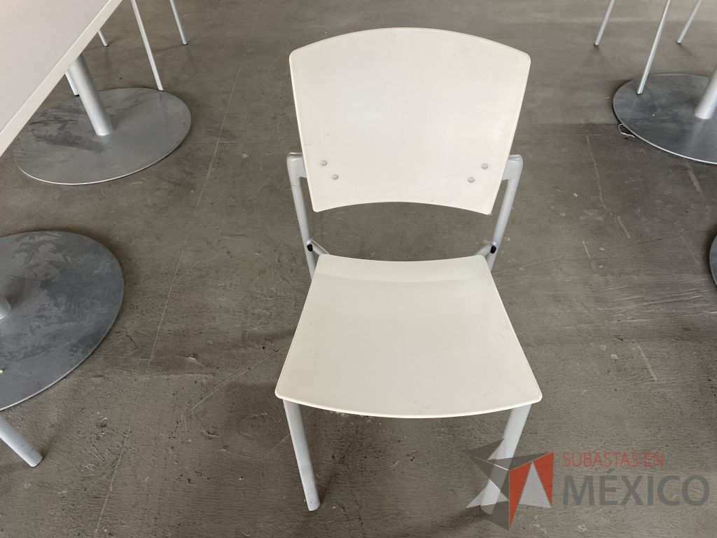 Lote 067 - 2 Sillas de visita con 4 patas metálicas, asiento y respaldo liso color blanco - Imagen 5