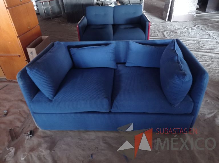 Lote 012 - Sillón de 2 plazas con asiento y respaldo en tela color azul