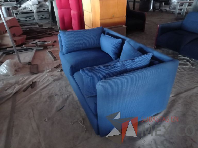 Lote 012 - Sillón de 2 plazas con asiento y respaldo en tela color azul - Imagen 3
