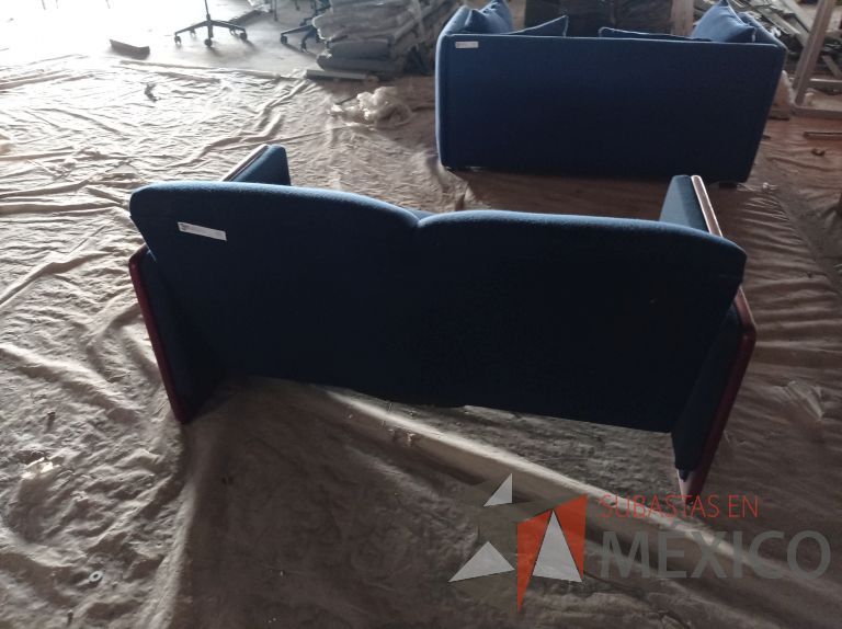 Lote 013 - Sillón de 2 plazas con asiento y respaldo en tela color azul - Imagen 4