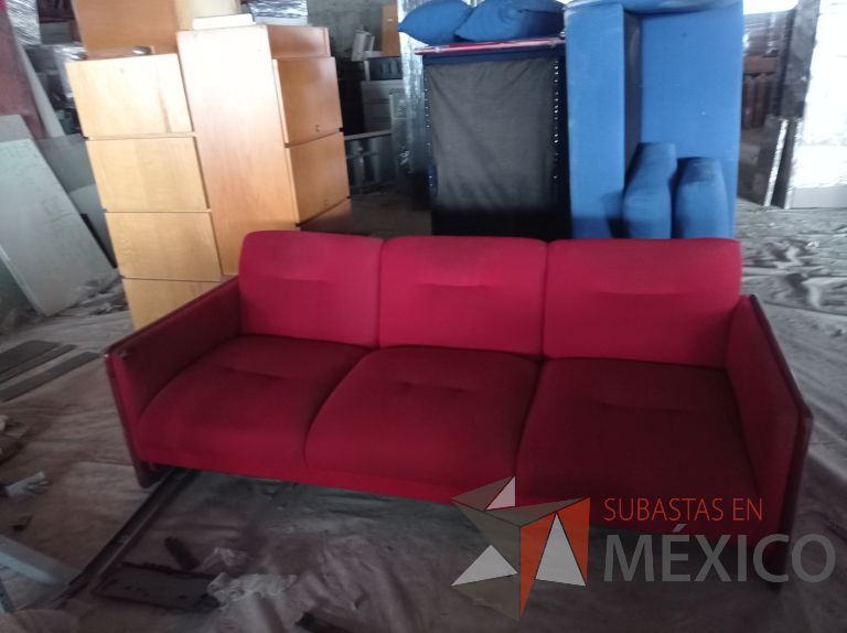 Lote 014 - Sillón de 3 plazas con asiento y respaldo en tela color rojo - Imagen 2