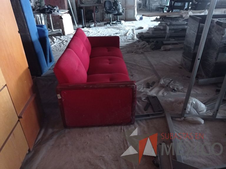 Lote 014 - Sillón de 3 plazas con asiento y respaldo en tela color rojo - Imagen 5
