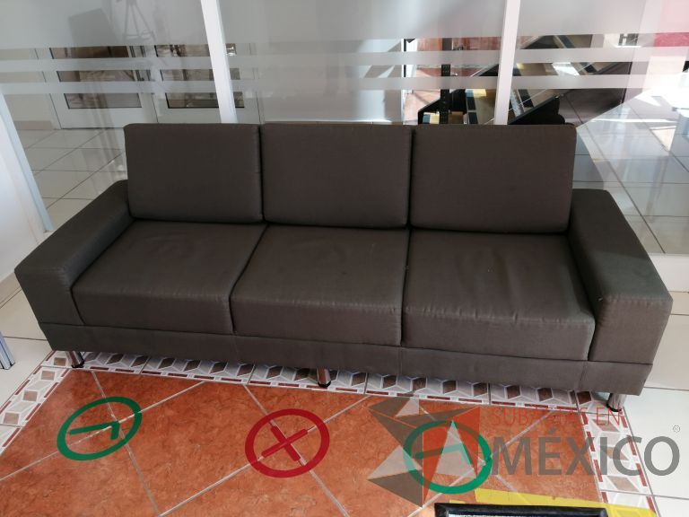 Lote 001 - Sillón de 3 plazas en tela color gris verde