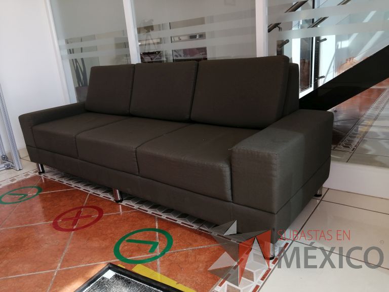 Lote 001 - Sillón de 3 plazas en tela color gris verde - Imagen 5