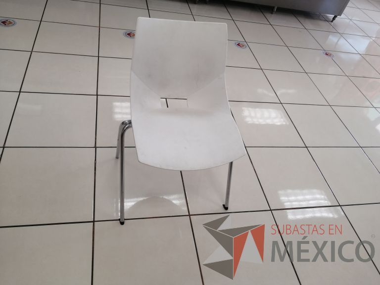 Lote 030 - 2 Sillas fijas, asiento y respaldo color blanco