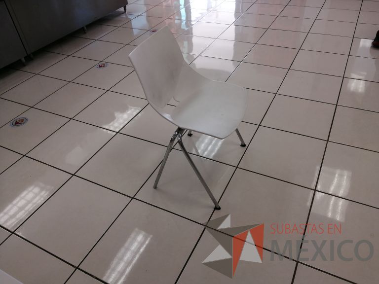 Lote 030 - 2 Sillas fijas, asiento y respaldo color blanco - Imagen 2