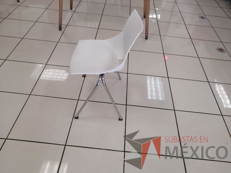 Lote 030 - 2 Sillas fijas, asiento y respaldo color blanco - Imagen 3