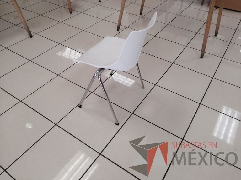 Lote 030 - 2 Sillas fijas, asiento y respaldo color blanco - Imagen 4