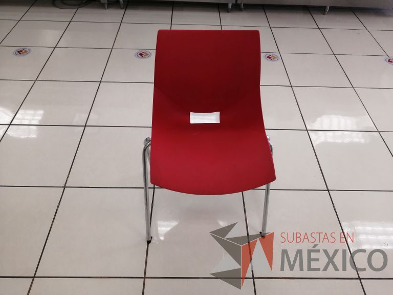 Lote 036 - 2 Sillas fijas, asiento y respaldo color rojo