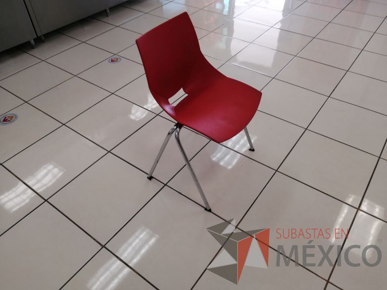 Lote 036 - 2 Sillas fijas, asiento y respaldo color rojo - Imagen 2