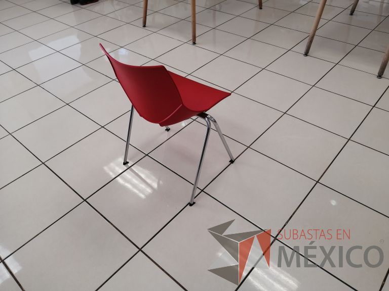 Lote 036 - 2 Sillas fijas, asiento y respaldo color rojo - Imagen 3
