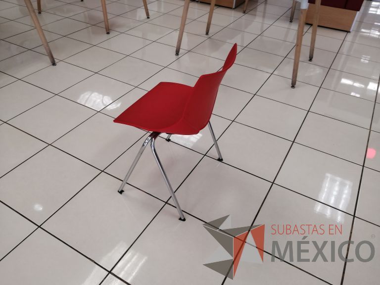 Lote 036 - 2 Sillas fijas, asiento y respaldo color rojo - Imagen 4