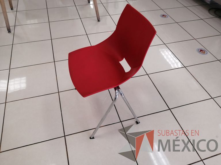 Lote 036 - 2 Sillas fijas, asiento y respaldo color rojo - Imagen 5