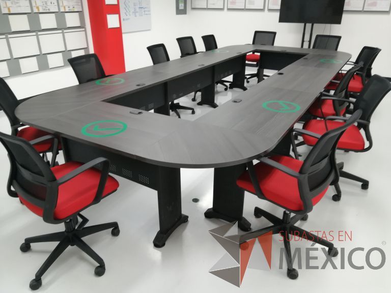 Lote 019 - Mesa de sala de juntas para 12 personas en forma de óvalo con base metálica y cubierta color café