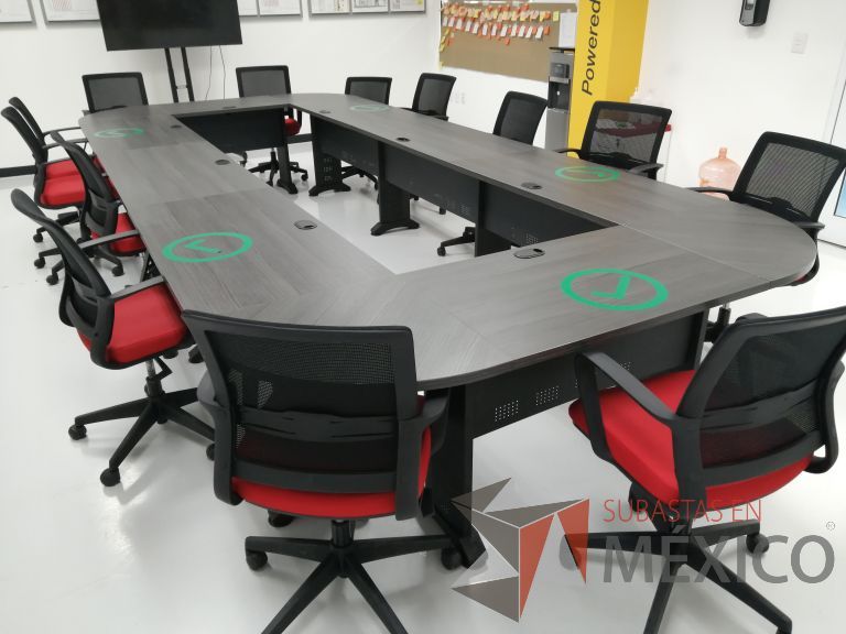Lote 019 - Mesa de sala de juntas para 12 personas en forma de óvalo con base metálica y cubierta color café - Imagen 3