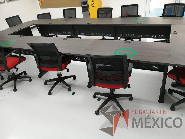 Lote 019 - Mesa de sala de juntas para 12 personas en forma de óvalo con base metálica y cubierta color café - Imagen 4