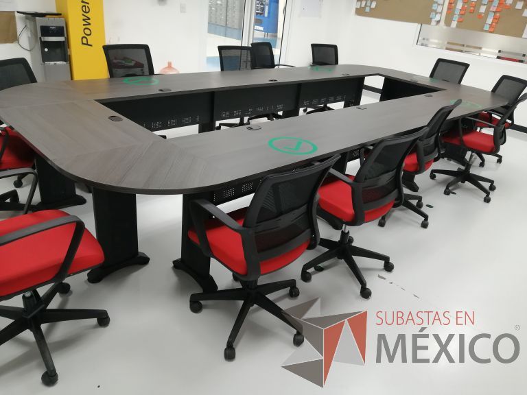 Lote 019 - Mesa de sala de juntas para 12 personas en forma de óvalo con base metálica y cubierta color café - Imagen 5