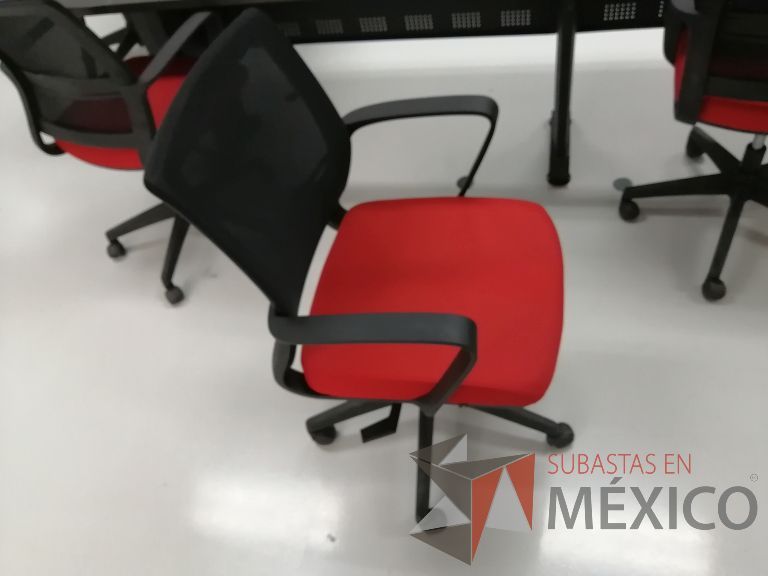 Lote 094 - Silla ejecutiva con ruedas, descansabrazos, respaldo en malla y asiento en tela color rojo - Imagen 2