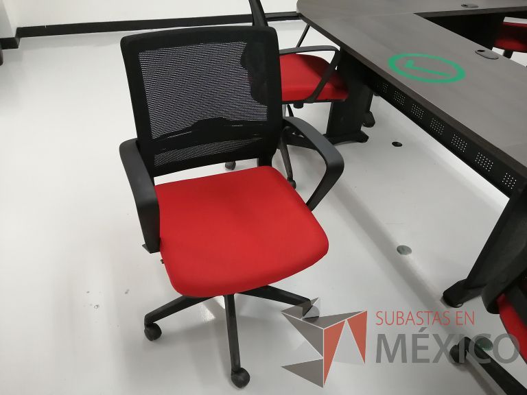 Lote 094 - Silla ejecutiva con ruedas, descansabrazos, respaldo en malla y asiento en tela color rojo