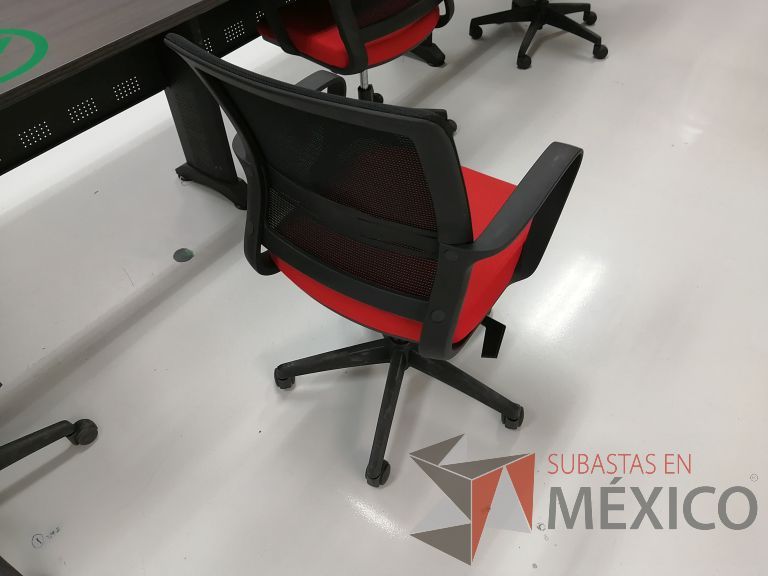 Lote 094 - Silla ejecutiva con ruedas, descansabrazos, respaldo en malla y asiento en tela color rojo - Imagen 3