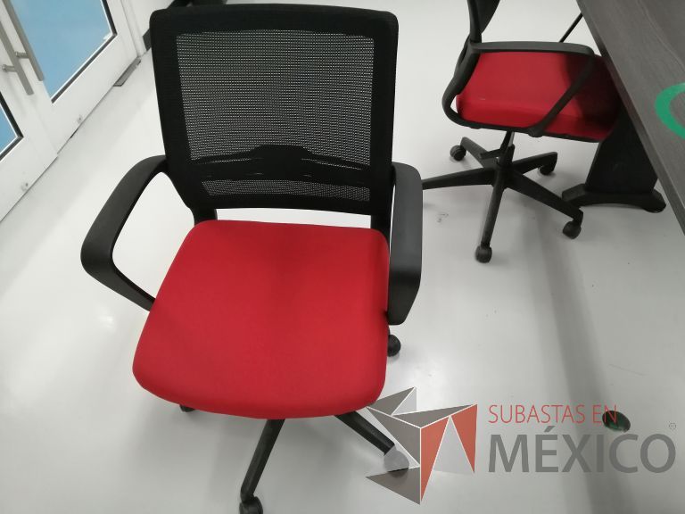 Lote 094 - Silla ejecutiva con ruedas, descansabrazos, respaldo en malla y asiento en tela color rojo - Imagen 4