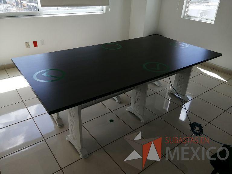Lote 039 - Mesa de sala de juntas para 6 personas con base metálica color blanco y cubierta color gris