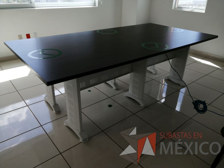 Lote 039 - Mesa de sala de juntas para 6 personas con base metálica color blanco y cubierta color gris - Imagen 2