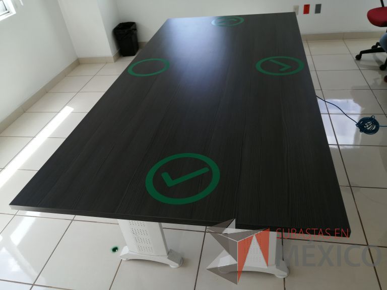 Lote 039 - Mesa de sala de juntas para 6 personas con base metálica color blanco y cubierta color gris - Imagen 3