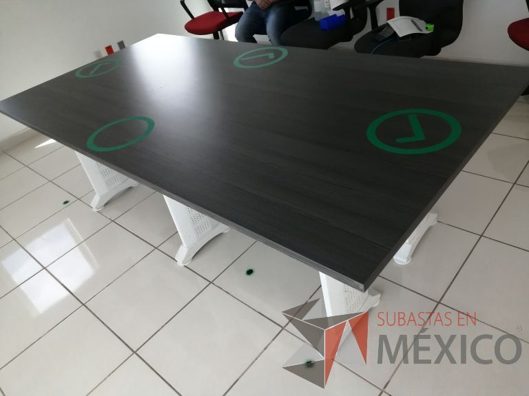 Lote 039 - Mesa de sala de juntas para 6 personas con base metálica color blanco y cubierta color gris - Imagen 4