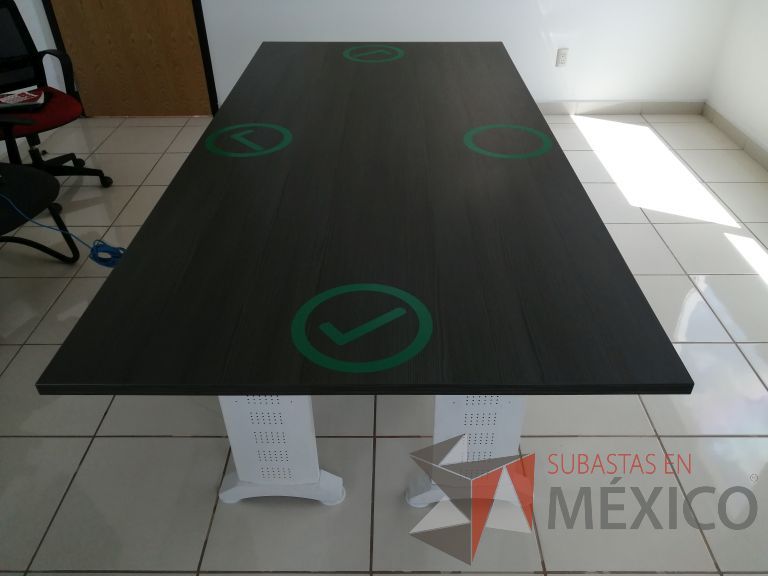 Lote 039 - Mesa de sala de juntas para 6 personas con base metálica color blanco y cubierta color gris - Imagen 5
