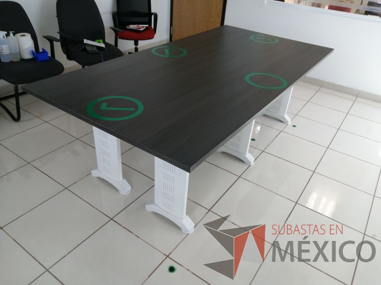 Lote 039 - Mesa de sala de juntas para 6 personas con base metálica color blanco y cubierta color gris - Imagen 6