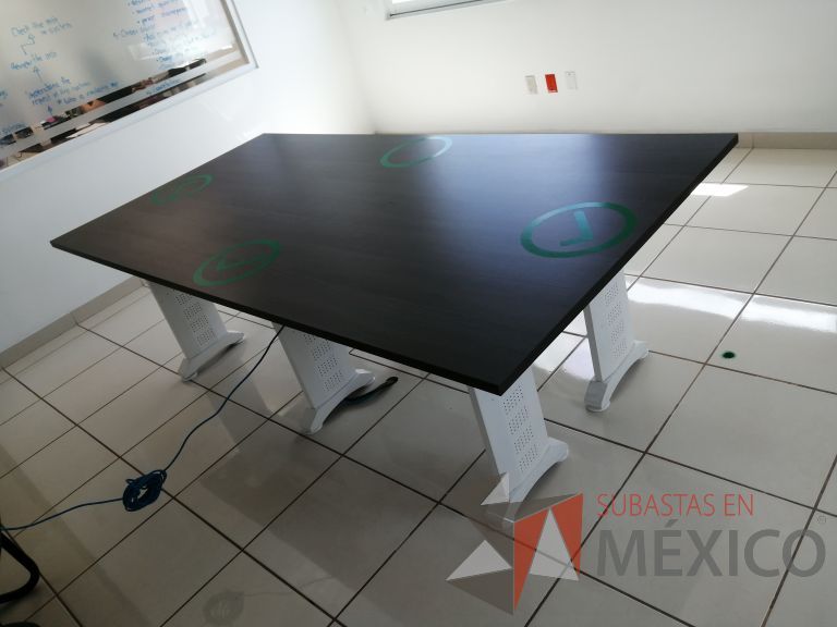 Lote 039 - Mesa de sala de juntas para 6 personas con base metálica color blanco y cubierta color gris - Imagen 7