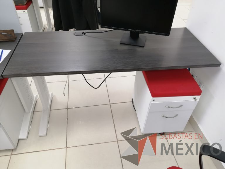 Lote 097 - Escritorio con base metálica color blanco, cubierta color café y archivero móvil de 2 cajones con cojín superior color rojo sin mampara divisoria