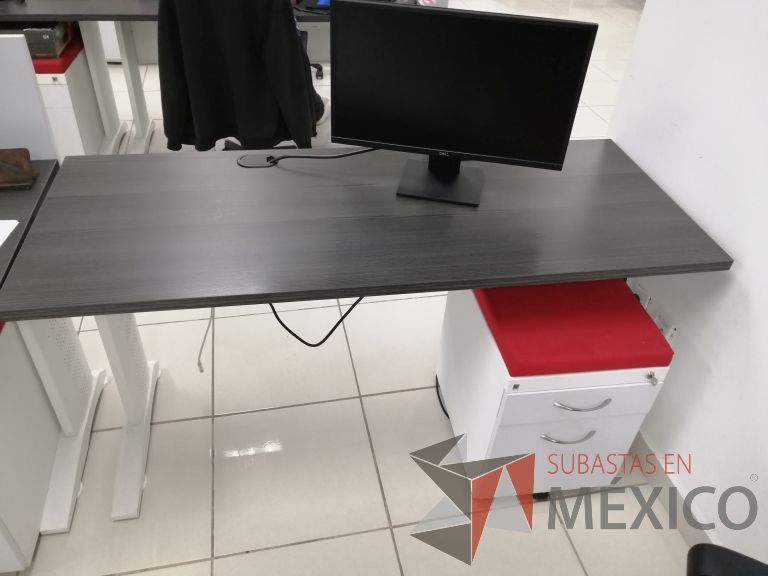 Lote 097 - Escritorio con base metálica color blanco, cubierta color café y archivero móvil de 2 cajones con cojín superior color rojo sin mampara divisoria - Imagen 2
