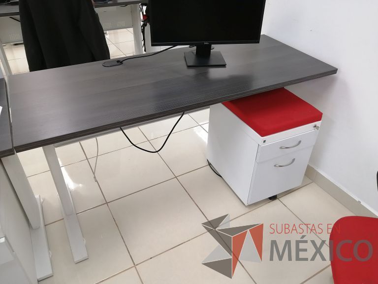Lote 097 - Escritorio con base metálica color blanco, cubierta color café y archivero móvil de 2 cajones con cojín superior color rojo sin mampara divisoria - Imagen 3