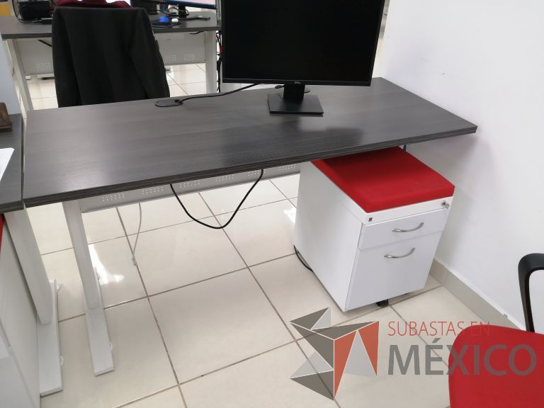Lote 097 - Escritorio con base metálica color blanco, cubierta color café y archivero móvil de 2 cajones con cojín superior color rojo sin mampara divisoria - Imagen 4