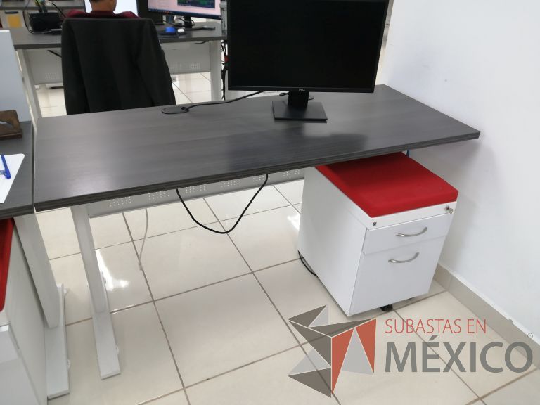 Lote 097 - Escritorio con base metálica color blanco, cubierta color café y archivero móvil de 2 cajones con cojín superior color rojo sin mampara divisoria - Imagen 5