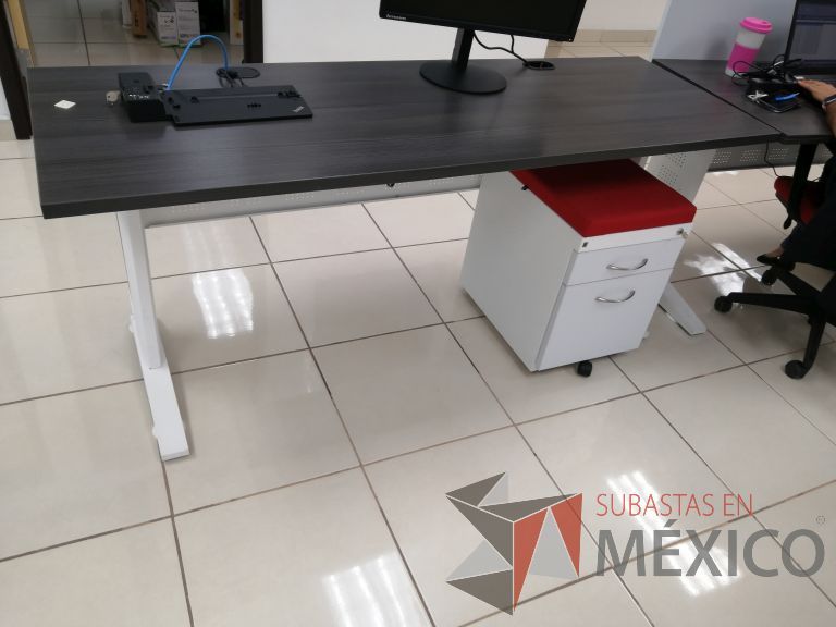 Lote 074 - Escritorio con base metálica color blanco, cubierta color café, archivero móvil de 2 cajones con cojín superior color rojo y sin mampara divisoria - Imagen 4